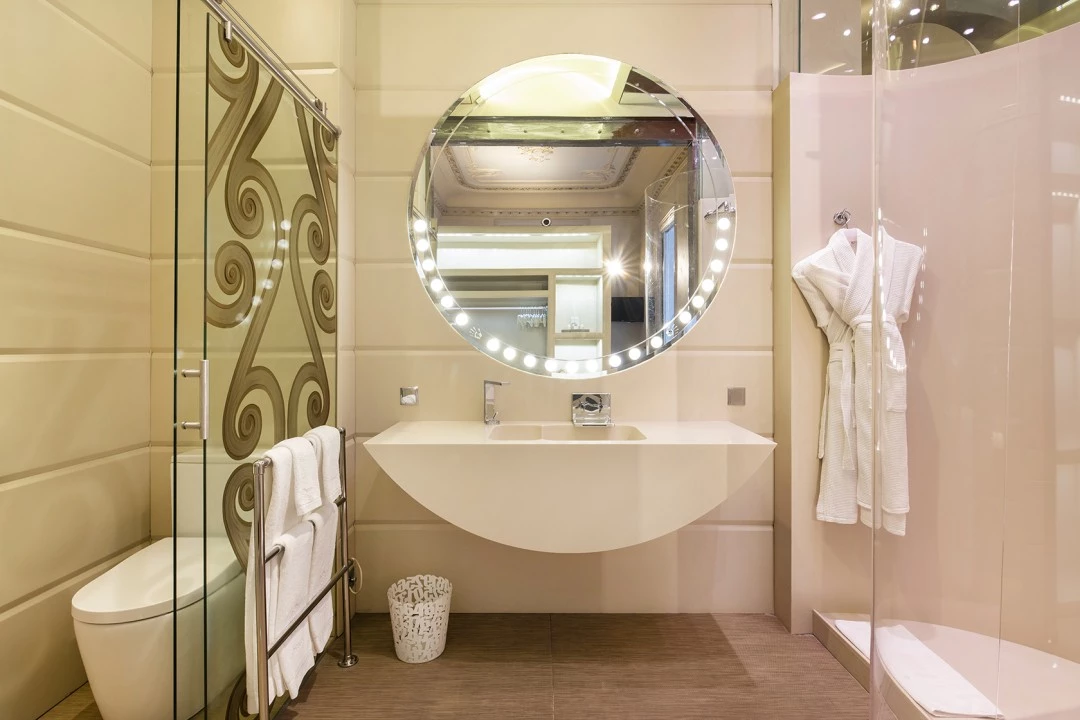 1679318793-Luxury property Barcelona passeig de gracia apartment Hollande shower.webp